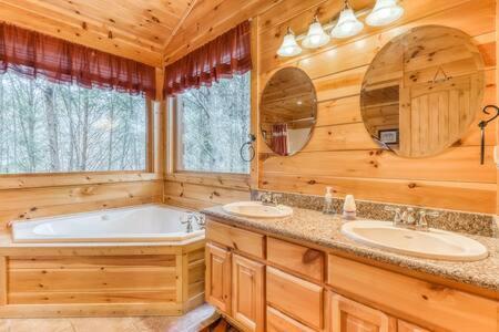 The Great Escape - Min From Parkway With Hot Tub Villa Gatlinburg Buitenkant foto